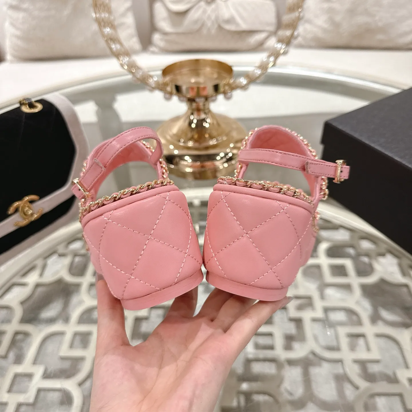 👟👟Ex-factory price 600👟👟 𝐂𝐇𝐀𝐍𝐄𝐋 | Xiaoxiang 25𝐬𝐬 🦋2025 Spring and Summer New Products Counter Classic Xiaoxiang Double C Diamond Chain Slippers Series New〰 🍬 The absolute best in the BS fashion circle. Matching will perform meticulously Minimalist, classic elements that will never fade away 💋 Show unique dressing style, too beautiful to say anything. A must-have for summer... Upper: Original high-customized lambskin Lining: Imported mixed sheepskin lining Outsole: Original molded non-slip outsole Shoe size: 35-39 (34.40.41.42 customization is not returnable)